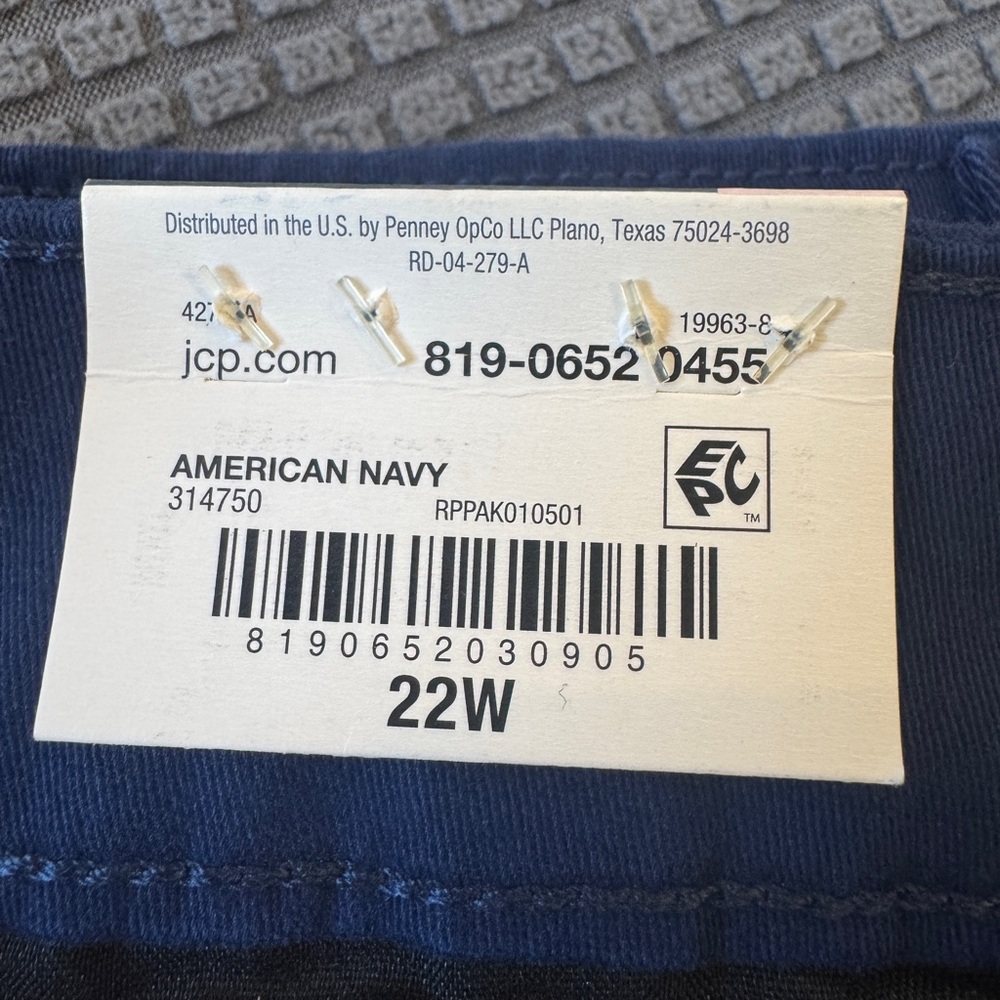 St. John's Bay Women's Mid Rise Shorts - Dark Blue 22W nWT - Picture 5 of 6